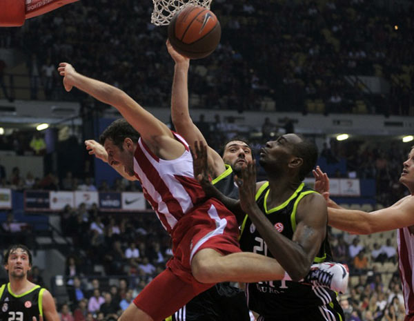 背靠背作战，乌度卡战术调整，三巨头轮换制应对疲劳（背靠背赛程下，乌度卡临场变招，三巨头轮换化解疲劳）