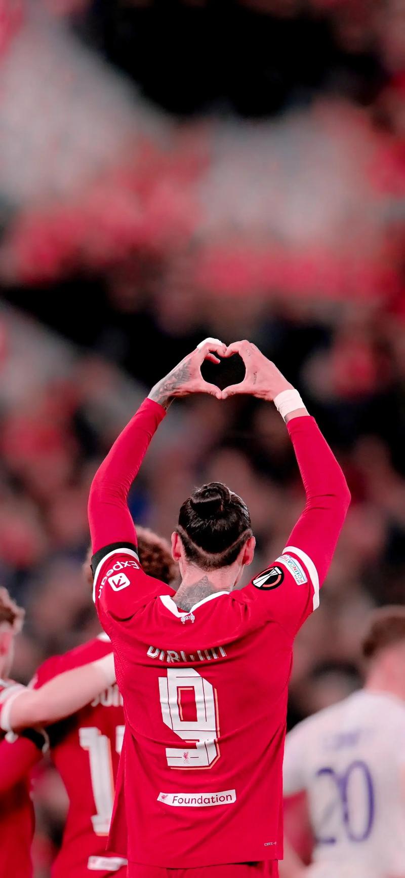 约翰逊突破被段睿骐直接拽翻在地：一场篮球赛中的激烈瞬间（约翰逊突破遭段睿骐拉拽摔倒：篮球赛场上的火爆一幕）