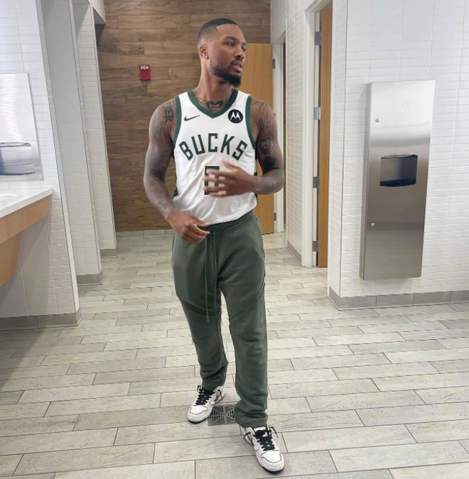 湖人连续7场比赛未能领先进入下半场，此前6场3胜3负（湖人近7场半场均未领先，前6战3胜3负）