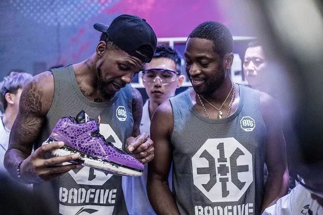 雪飞天逆转绝杀！苏翊鸣卫冕单板滑雪大跳台冠军（苏翊鸣上演雪飞天逆转绝杀，成功卫冕单板滑雪大跳台冠军）