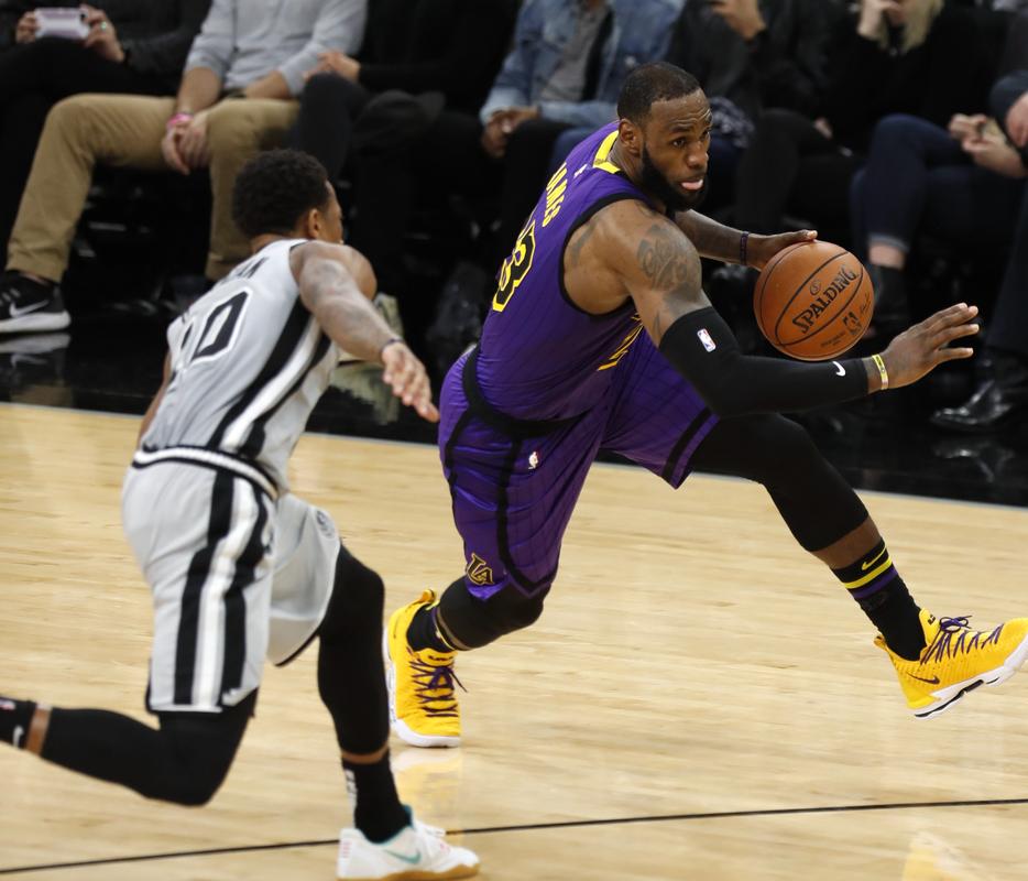 篮球火箭主力后卫被评为月最佳球员（火箭队主力后卫荣膺本月最佳球员）