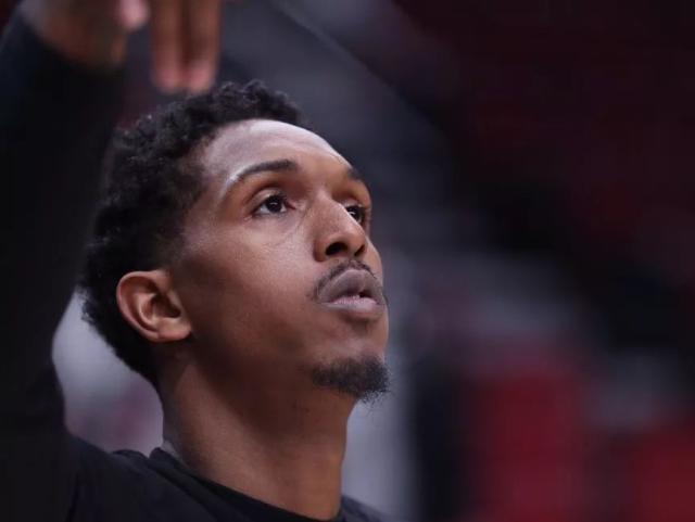 芒特进球后奔向B费，眼神启动诠释默契（芒特破门直奔B费，眼神交流尽显默契）