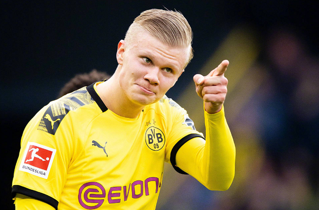 湖人美女球迷凭借火辣身材迅速走红网络！还被现场摄影师偷拍（湖人女球迷因惹火身材火速爆红网络，现场摄影师频频抓拍）