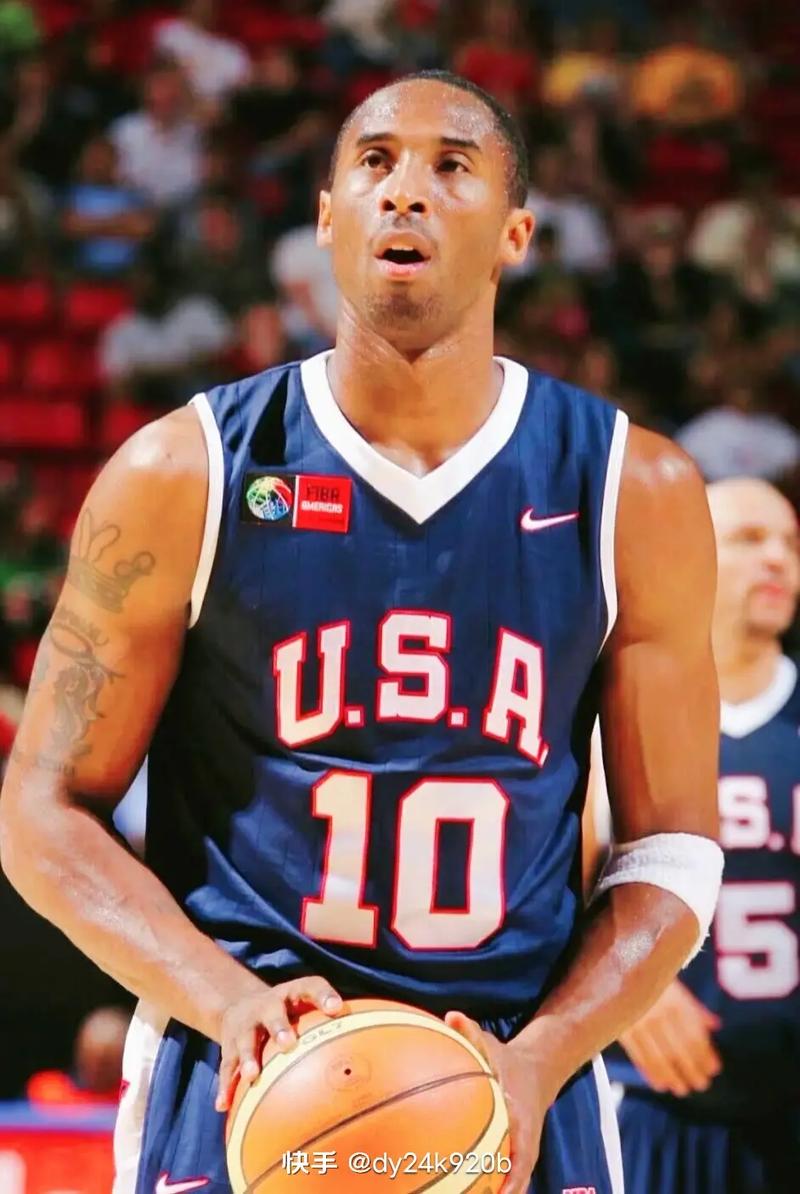 悉尼FC门将：在罗马尼亚输球就像一场葬礼，有人朝我扔东西（悉尼FC门将称在罗马尼亚客场失利仿佛参加葬礼，还遭球迷投掷物品）