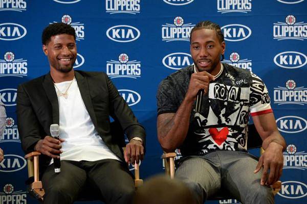 江苏节日！苏超决赛赛前南通队球迷场外集结为球队助威（江苏狂欢日！苏超决赛前南通球迷场外齐聚为队助威）