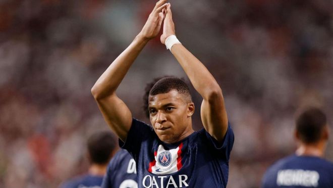 慕尼黑1860主席回应拜仁球迷横幅：这完全不尊重人，越界了（1860慕尼黑主席抨击拜仁球迷横幅：严重失礼，已越界）