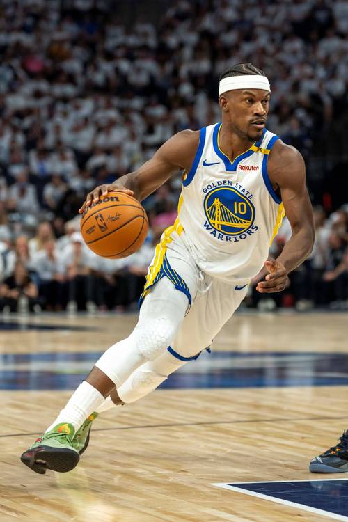 曼联主场4比1大胜狼队，B费梅开二度，姆贝莫、芒特破门，终结对手不胜纪录，升至第六。（曼联主场4-1横扫狼队：B费双响，姆贝莫、芒特建功，终结对手不胜纪录，升至第六位）