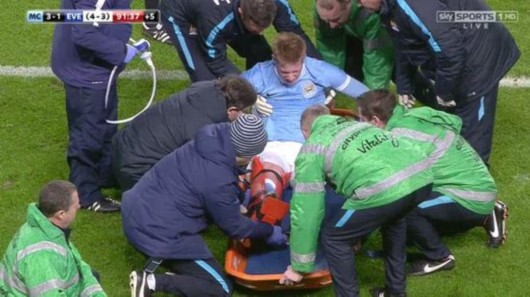 叙旧！杜兰特和拄着拐杖的比尔在赛前热聊（杜兰特赛前与拄拐比尔相谈甚欢）