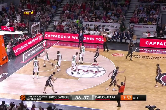 詹姆斯篮板表现抢眼，助球队逆转（詹姆斯篮板统治全场，带队上演逆转）