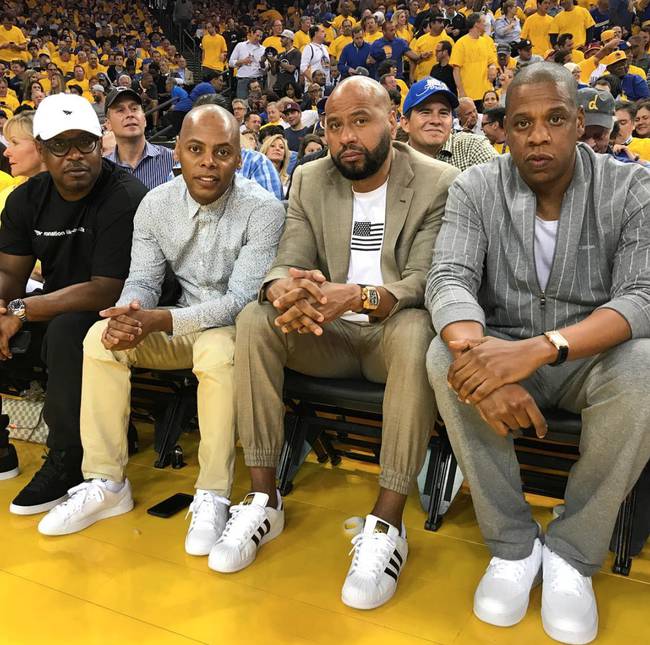 尴尬，一英格兰球迷在阿尔巴尼亚主场被旋转闸门卡住（英格兰球迷在阿尔巴尼亚主场被旋转闸门困住，场面尴尬）